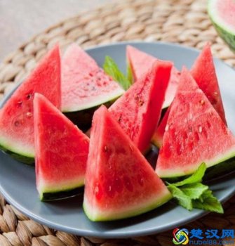  怎么选西瓜才是甜的（瓜农教你挑西瓜看哪里）