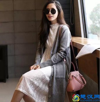  灰色开衫里面穿什么好看（灰色针织开衫搭配裙子）