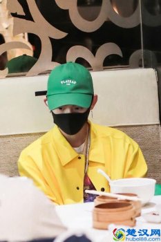  黄外套里面配什么颜色好看（姜黄色搭配如何搭配）