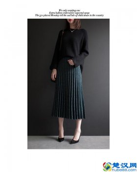  墨绿色裙子配什么衣服好看（女生墨绿色裙子搭配示范）