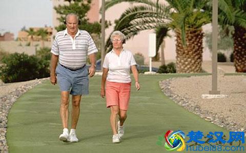 老年人适合穿什么鞋子(如何给老年人挑选一双舒适的鞋子)