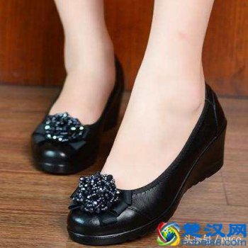 中年人适合穿什么鞋子(中年女性夏季适合穿什么鞋子)