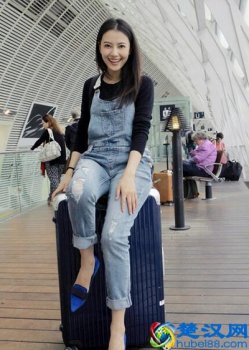  背带裤配什么鞋子好看（女生背带裤穿搭示范）