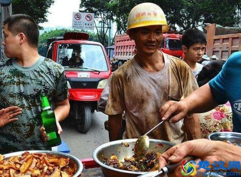  人流大的工厂生活区适合做什么生意（3种适合女生在工厂门口摆摊的生意）