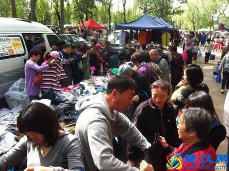  大学女生摆夜摊卖什么好（新手小白摆摊卖什么好，如何进货才不会被骗）