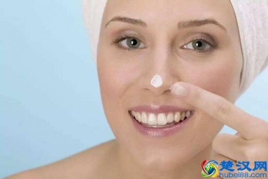  小猪酸奶黑头导出液怎么用（猪鼻贴三部曲的危害）