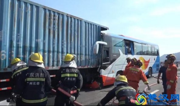  大巴追尾广州一载学生秋游大巴车高速追尾（点击文下查看详细内容）