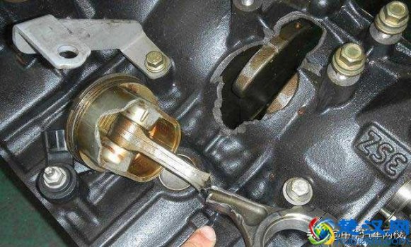  洗车时发动机进水怎么办（车子进水维修费用）