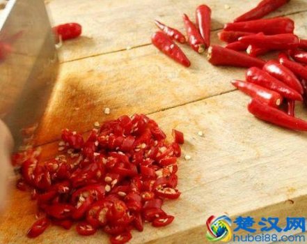  切菜的时候手被辣椒辣了怎么办（辣椒辣手危害）