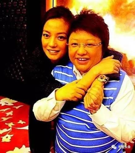 韩红管彤美国结婚被证是假，除了管彤已结婚生子，还有韩红的几段绯闻