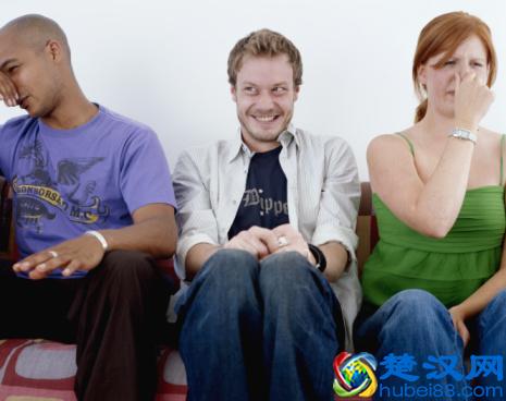 老放屁是怎么回事？警惕身体的问题，千万不能忽视